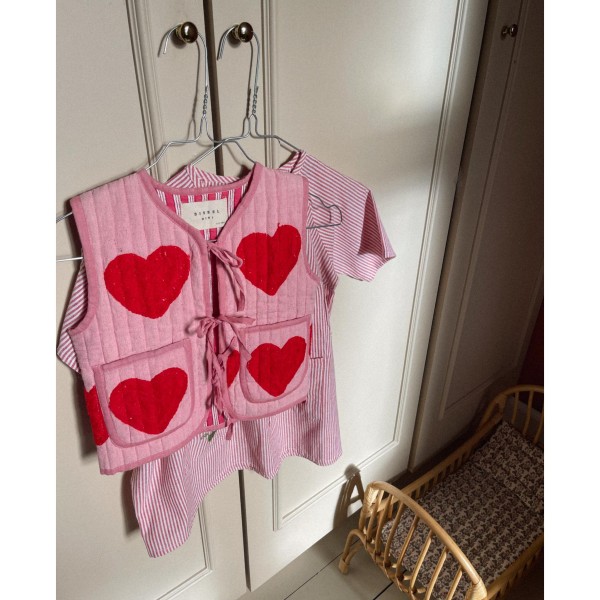 Sissel Edelbo Mini - Qulitet vest - Honey Suzani - Red Heart
